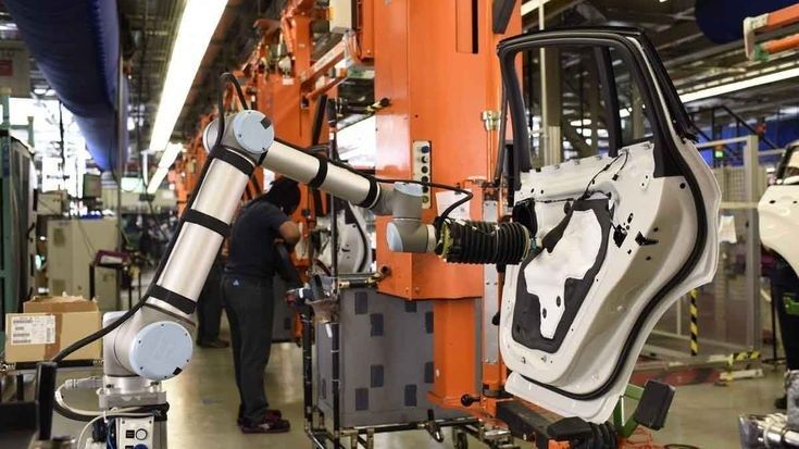 Leichtbau-Cobot arbeitet an einer Autotür in einer Montagelinie