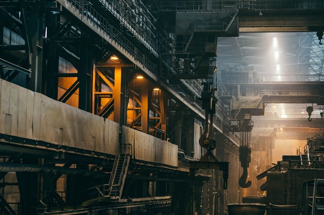 Industrielle Produktionshalle mit Laufstegen, Kränen und Anlagen