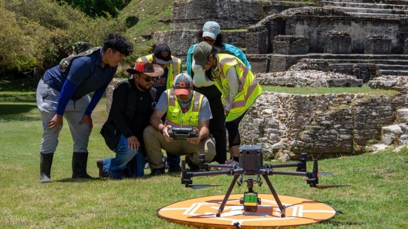 Team dokumentiert eine Drohnenaufnahme vor historischen Ruinen